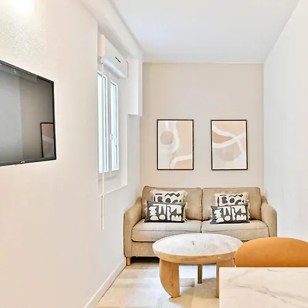 Cozy And Convenient In Asnieres-sur-seine-v