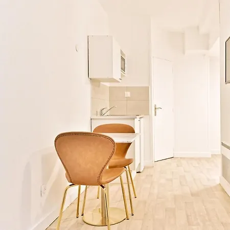 Cozy And Convenient In Asnieres-sur-seine-v *