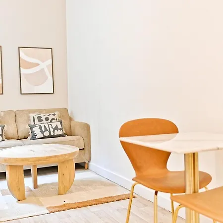 Cozy And Convenient In Asnieres-sur-seine-v